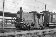 165367 Afbeelding van locomotor nr. 312 (serie 200/300) van de N.S. met een houtgasgenerator te Uitgeest, tijdens een ...